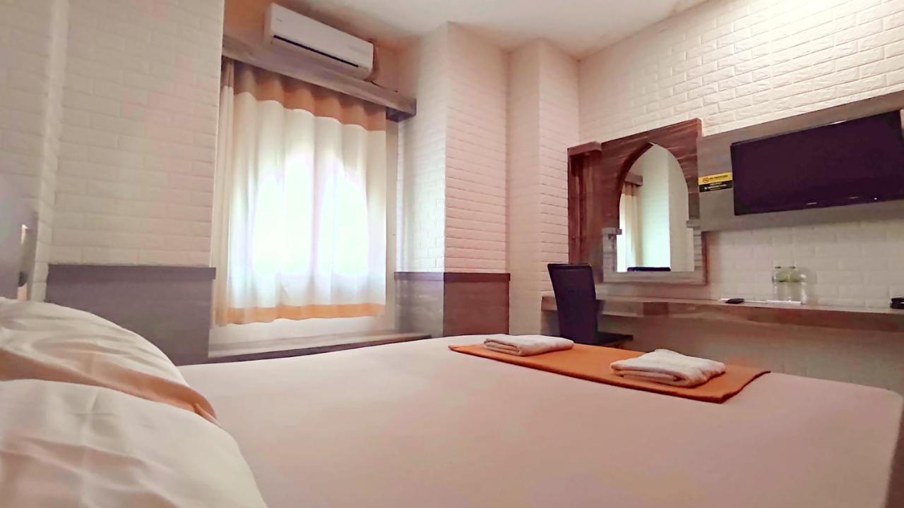 Hotel Syariah Larismanis Semarang Extérieur photo